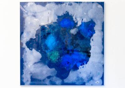 033 - Blaue Wolke II, Mischtechnik mit Pigment hinter Acrylplatte, 100 x 100, 2002